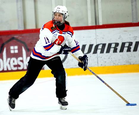 Mette Nurminen teki kaksi maalia NoU:n voittaessa Raision RNK Flyersin ensimmäistä kertaa tällä kaudella SM-jatkosarjan päätöspelissä.