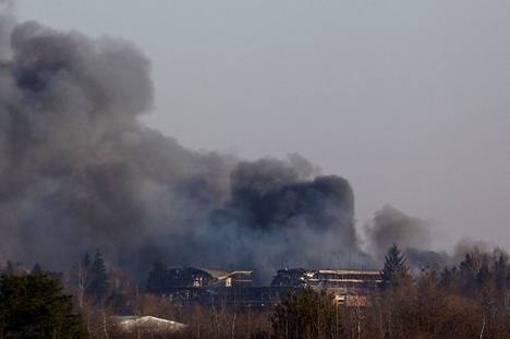 Savu nousee Venäjän pommittamasta tehtaasta Lvivissä läntisessä Ukrainassa perjantaina. 