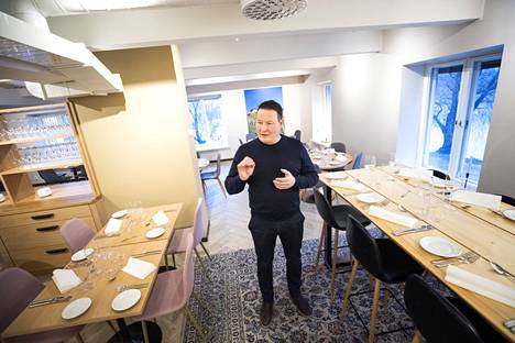 Yksi Buccon uudistusten yksityiskohdista on massiivinen mäntypöytä, jonka lankut on saatu ravintoloitsija Jani Lehtisen omasta metsästä.