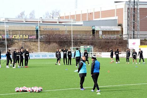 FC Haka valmistautui torstaina Tehtaan kentällä perjantaiseen kotiavaukseen AC Oulua vastaan.