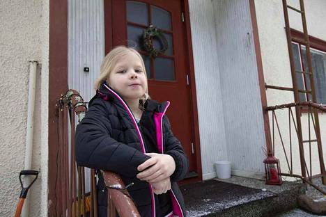 Seela Karjalainen on hurmannut Pikku Pietarin pihassa. Ensimmäisen roolinsa nuori näyttelijä teki jo 3-vuotiaana. Nyt hänellä on ensimmäinen rooli, johon kuuluu myös omia vuorosanoja.