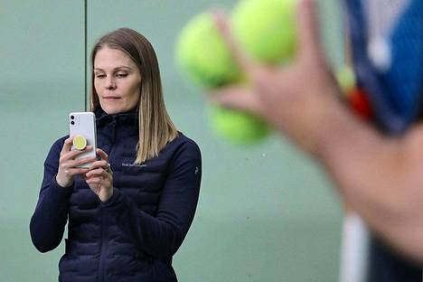 Kovat ammattilaisturnaukset paljastivat tennistähti Emil Ruusuvuoren  pelissä puutteita, jotka hiotaan nyt kuntoon - Urheilu - Aamulehti