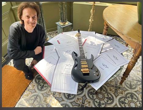 Jukka Iisakkilan pöydällä ovat kaikki Steve Vai -projektin partituurit ja Vain kitara.