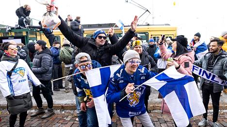 Jääkiekon olympiakullan juhlintaa Havis Amandan ympärillä helmikuussa.
