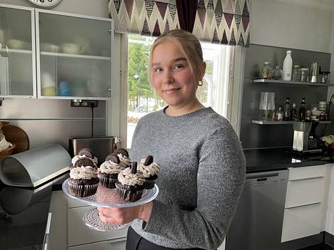 Koko Suomi leipoo -kilpailuun osallistunut euralainen Siiri Helin leipoo mieluiten kakkuja sekä kuppikakkuja. Hän on muutaman vuoden tehnyt tuotteita myös tilaustyönä. Lehtikuvausta varten Helin loihti tarjolle Oreo-kuppikakkuja. 