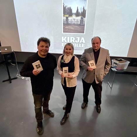 Arto Huhtinen, Linda Huhtinen ja Teemu Paarlahti toimittivat teoksen Kirja eläville. Se kertoo tarinoita Mäntän hautausmaalta ja sen liepeiltä.
