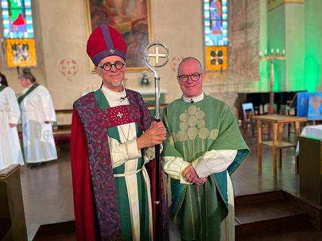 Piispa Matti Repo (vas.) vieraili Sääksmäen kirkossa kirkkoherra Timo Wariksen virkaanasettamismessussa. 