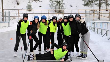 Turengin yhteiskoulun 8C-luokan tytöt pelasivat jääkiekkoa liikuntatunnilla tiistaina.
