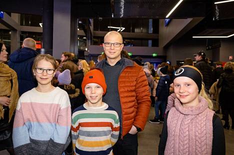 Saana Rivinojan, 10, Sampo Rivinojan, 8, Ville Rivinojan ja Tindra Öhbergin pitkä odotus oli vihdoin päättymässä Nokia-areenan aulassa perjantai-iltana. 