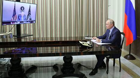 Presidentit Vladimir Putin (oik.) ja Joe Biden keskustelivat videoyhteyden välityksellä 7. joulukuuta 2021.