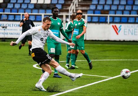 Lee Erwin (vas.) on päässyt tuulettamaan kuluvalla liigakaudella jo kuutta maalia. Viime lauantaina Valkeakoskella hän upotti rangaistuspotkusta Hakan 3–1-maalin IFK Mariehamnia vastaan. 