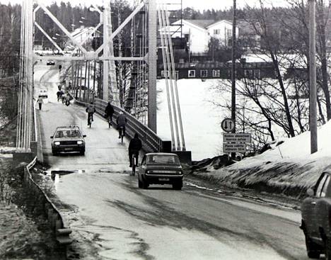 Harjavallan riippusilta on valmistunut vuonna 1939. Se korvasi alkuperäisen, joulukuussa 1912 käyttöön otetun sillan. Nykyinen silta valmistui puolestaan vuonna 1983. Riippusilta purettiin vuonna 1982 ja siirrettiin Etelä-Savoon, Punkaharjulle. Väliaikaisesti joen yli kulki ponttonisilta. Harjavaltaan tarvittiin uusi silta, koska läpikulkuliikenne Turun ja Uudenkaupungin suunnasta Tampereelle ja Etelä-Pohjanmaalle lisäsi sillan käyttöä.