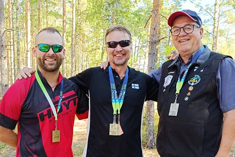 Keuruun Jousen Arto Kangasniemi, Timo Viitanen ja Hannu Hanhinen saavuttivat yhteensä viisi mitalia Virossa pidetyissä maastojousiammunnan MM-kisoissa.