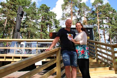 Yrittäjäpariskunta Jesse ja Jenni Söderlund kiittävät kaupunkia kesäkioskin hienoista puitteista ja rannan ylläpidosta.