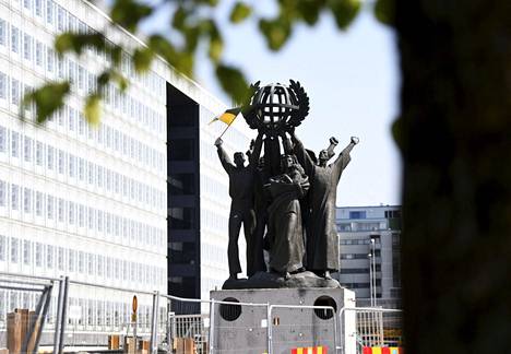 Maailman rauha -patsas Hakaniemessä Helsingissä 22. heinäkuuta 2022. Patsas tullaan siirtämään pois Hakaniemestä pikaraitiotien työmaan takia. Vuonna 1990 paljastettu patsas on lahja Moskovalta Helsingille, ja se on aiheuttanut keskustelua Venäjän hyökättyä Ukrainaan.