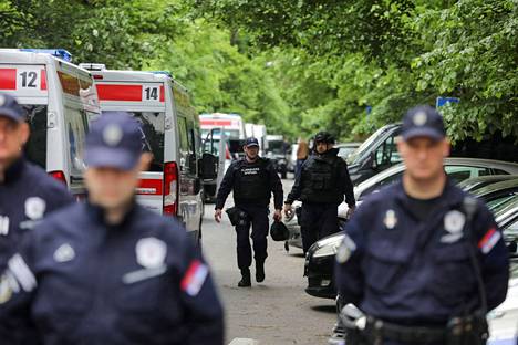 Poliisit turvasivat aluetta, jossa 14-vuotias poika avasi tulen Belgradissa, Serbiassa.