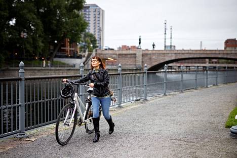 Lastenhoitaja Sanna Viertola muutti Helsingistä Tampereelle, ja nyt palkasta jää enemmän elämiseen. Työmatkat hän kulkee pyörällä. 