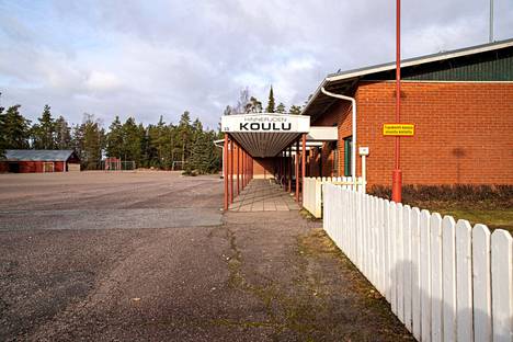 Euran kunnan on määrä inventoida rakennuksensa Hinnerjoella ja Honkilahdella ennen päätöstä palvelujen sijoittamisesta. Arkistokuvassa Hinnerjoen koulu.