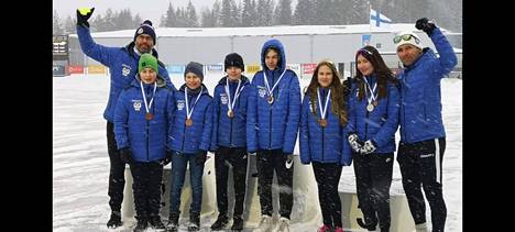 Porin Pyrinnön juniorit olivat mitalivireessä viikonlopun kilpailuissa. Vasemmassa reunassa on joukkueenjohtaja Christer Vuorisalo ja oikeassa reunassa valmentaja Kimmo Kivioja.
