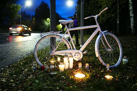 Onnettomuuspaikalle Kalevantien ja Hautausmaankadun risteykseen tuotiin valkoiseksi maalattu pyörä perjantaina.