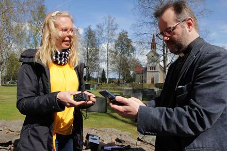 Harjavallan seurakunnan lähetyssihteeri ja tiedottaja Marja Boberg ja kirkkoherra Tuomo Lindgren Harjavallan seurakunnasta testasivat uusia mikrofoneja, joita tarvitaan lisääntyneiden livevideointien äänentoiston parantamiseen.