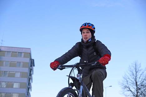 Nokian nuorisovaltuuston uusi puheenjohtaja Vilho Tolonen on innokas pyöräilijä, niin kesäisin kuin talvisinkin. Noin kolmen kilometrin koulumatka taittuu pyörien päällä nopeasti, kun talvivarusteet ovat kunnossa.
