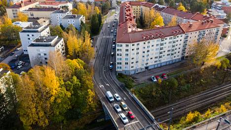 Pyöräilyyn Tampereen Sepänkadulla on tulossa muutoksia. Tältä näkymä Sepänkadulle näytti lokakuussa 2020 ennen kuin raitiotietyömaa muutti maisemaa. 