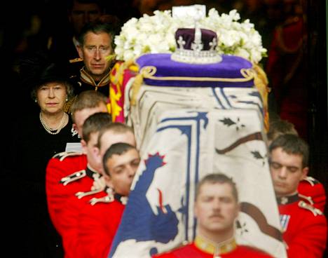 Kuningatar Elisabet II ja hänen poikansa Charles kuningataräidin hautajaissaattueessa vuonna 2002.