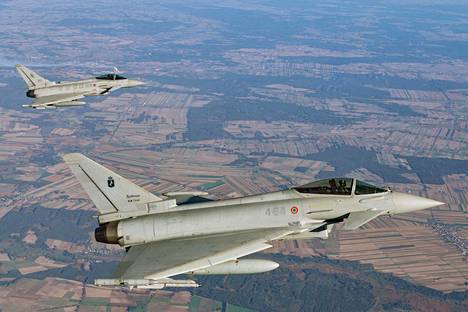 Eurofighter Typhoon -hävittäjiä keskisessä Puolassa sijaitsevan Laskin lentotukikohdan lähellä Naton ilmapuolustusharjoituksessa keskiviikkona.