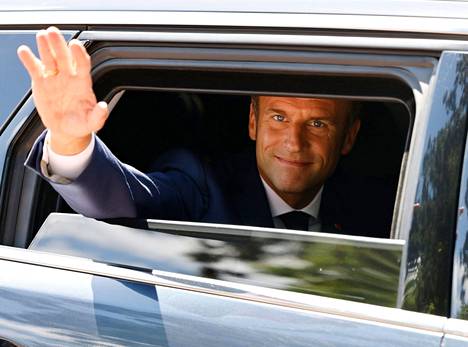 Ranskan presidentti Emmanuel Macronin vaaliliitto on lähes tasoissa vasemmiston ja vihreiden liiton kanssa. Presidentti kuvattiin vilkuttamassa väkijoukolle äänestämisen jälkeen Le Touquetin kunnassa sunnuntaina 12. kesäkuuta 2022. 