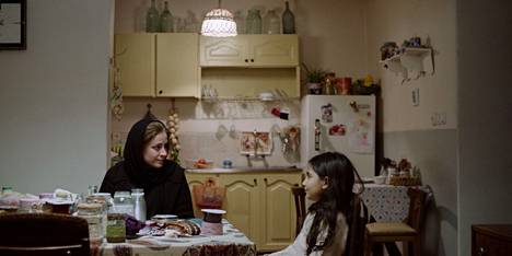 Mina (Maryam Moghadam) jää leskeksi ja elää kuuron tyttärensä Bitan (Avin Poor Raoufi) kanssa.