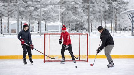 Miko Makkonen, Olli Juopperi ja Jimi Korhonen viihtyvät Ulvilan yhteiskoulun jääkiekkokaukalossa. Parhaina iltoina pelaajia on parikymmentä.