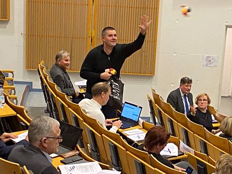 Uimahallin puolesta puhujana tunnettu Kari Kaaja (kok.) jakoi äänestyksen ratkettua vesileluja valtuutetuille.