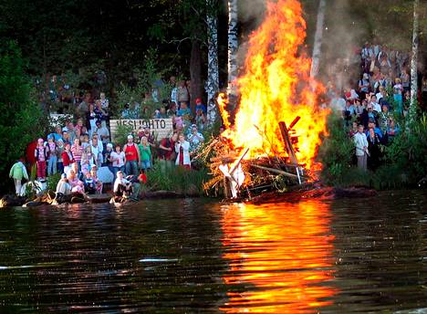 Vuonna 2007 Viikinsaaressa juhlittiin juhannusta näin komealla kokolla. Kokko on luvassa tänäkin juhannuksena, mikäli sää sen sallii.