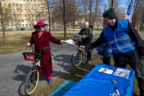 Jenna Hilliaho ja Tommi Nummelin ottivat sunnuntaina osaa perhepyöräilysuunnistukseen, joka on osa Tampereen pyöräilyviikon tapahtumatarjontaa. Aktiiviset pyöräilijät löytävät kehityksestä huolimatta reilusti parannettavaa Tampereen pyöräilyolosuhteista.