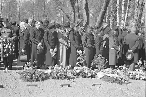 Sankarivainajien muistopäivää vietettiin koko maassa 19. toukokuuta 1940. Kuvassa omaisia hautojen äärellä Lappeenrannassa, jossa siunattiin 487 Karjalan kannaksen kaatunutta. Merkintä ”tuntematon” oli 38 kilvessä. 