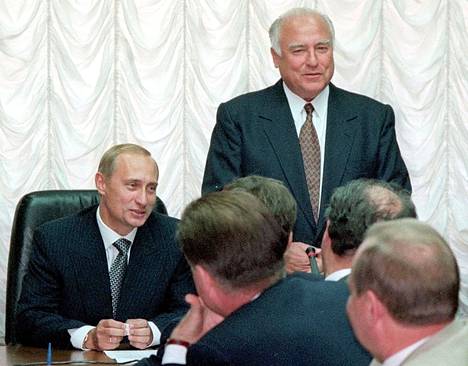 Vuonna 1999 Vladimir Putin toimi virkaa tekevänä pääministerinä. Siitä alkoi hänen nousunsa maan yksinvaltiaaksi. Vieressä Venäjän entinen pääministeri Viktor Tšernomyrdin.