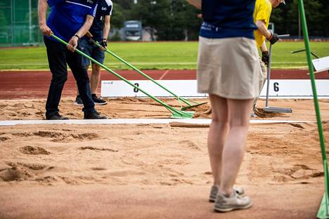 Suomen yleisurheilijat jäivät kolmannen kerran peräkkäin MM-kisoissa ilman mitalia. Kirjoittajan ehdottaa, että palkataan lisää johtajia toimistoon ja haetaan sitä kautta nousua lajille.