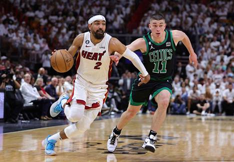 Miami Heatin Gabe Vincent (2) hyökkäsi Boston Celticsin Payton Pritchardia (11) vastaan. 