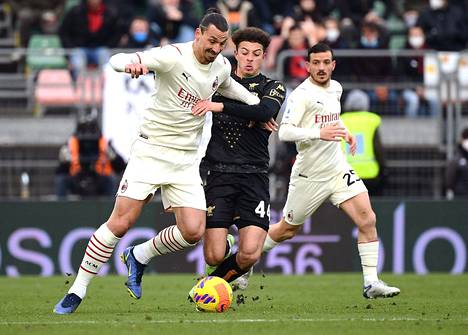 AC Milanin Zlatan Ibrahimovic (vas.) teki sunnuntaina maalin Venezian verkkoon ja saavutti Cristiano Ronaldin merkkipaalun.