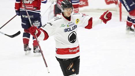 Albin Eriksson tuuletti syöttämäänsä Ässien kolmatta maalia. Sekä Eriksson että Valtteri Pihlajamäki tekivät tehot 1+1.