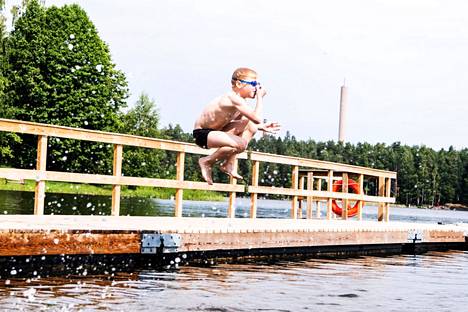 9-vuotias Iiro Hannukainen hyppäsi veteen Valkeakosken Apian uimarannalla. Täksi kesäksi uimarannalle tuli uusi välilaituri kahden pitkän laiturin väliin.