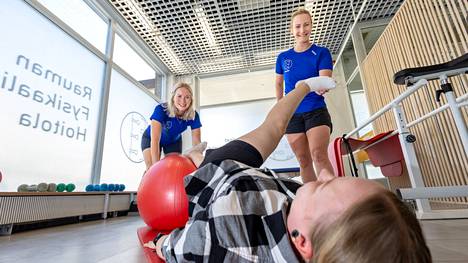 Fysioterapeutit Hanna Teerialho ja Hannakaisa Mäkitalo ovat erikoistuneet usealle fysioterapian alalle. Molemmat ovat muun muassa suorittaneet psykofyysisen fysioterapian erikoistumisopinnot. Myös hoitolan muu henkilökunta on kouluttautunut laajasti. 