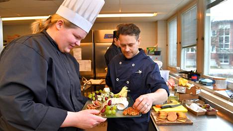 Winnovan ensimmäisen vuoden kokkiopiskelija Helmi Marjala esittelee Finnlinesin keittiöpäällikkö Lukas Lasseniukselle kokoamaansa juustotarjotinta. Lassenius oli opastamassa Winnovan opiskelijoille, kuinka Finnlinesin buffet-menuu valmistetaan. 