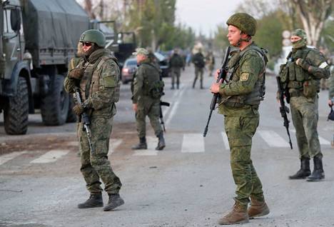 Venäläiset sotilaat odottivat terästehtaalta evakuoituja ukrainalaissotilaita.