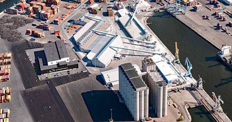 Petäjäksen satamanosaan nouseva Steerprop Oy:n tuotantohalli havainnekuvassa irtolastivarastojen vasemmalla puolella.