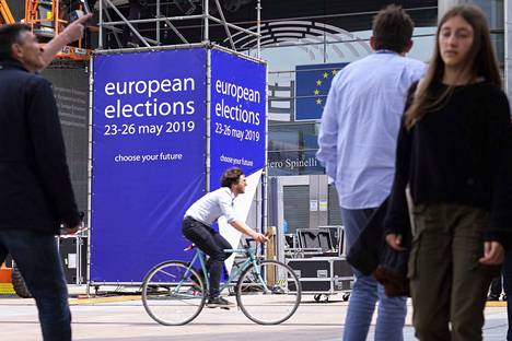 EU-vaalien alhaisen äänestysprosentin on tulkittu kertovan siitä, että EU-politiikka mielletään useimmissa jäsenmaissa ylätason asiaksi, joka ei kansalle kuulu tai joka ei kansaa kiinnosta.