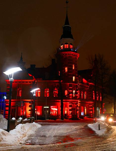 Energiansäästötoimet tulevat koskemaan myös Rauman kaupungintaloa. Kuvassa kaupungintalon vanha osa Rauman valotaideviikolla viime tammikuussa. 