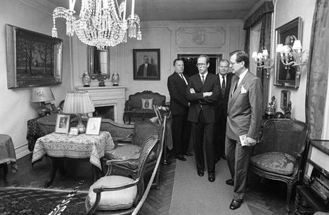 Monacon prinssi Albert (keskellä) tutustui Mannerheim-museoon professori Matti Klingen johdolla Helsingissä 30. elokuuta 1988. 
