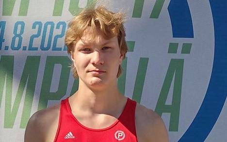 Santeri Haapamäki voitti tänä vuonna korkeushypyssä ja kolmiloikassa sekä nuorten Suomen mestaruudet että Ruotsi-ottelut.